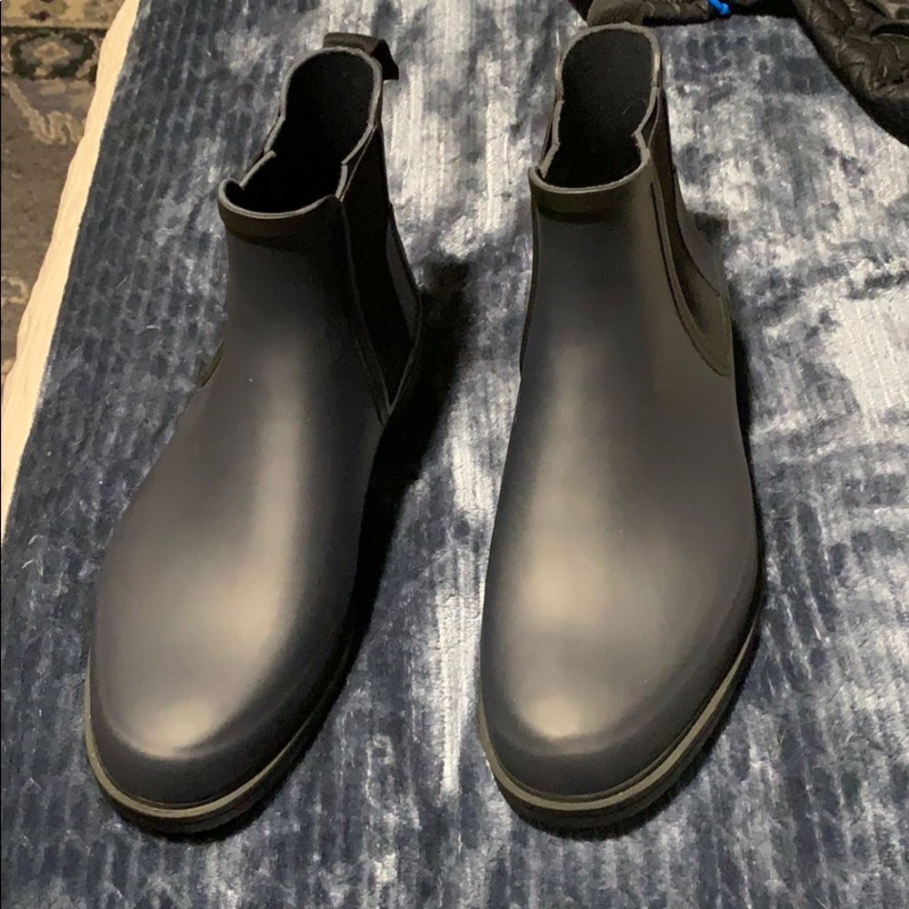 Size 8  Hunter short waterproof rain boot - Picture 2 of 4